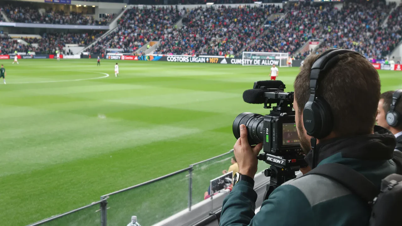 Photo d'un cameraman au bord d'un match de foot pour societe-production-audiovisuelle.com